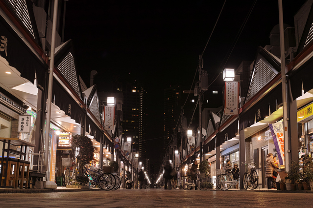 月島もんじゃ 伝説の居酒屋で食し 東京スカイツリーで夜景独り占め 美味しんぼ もんじゃ 蔵 岸田屋 Playlife プレイライフ