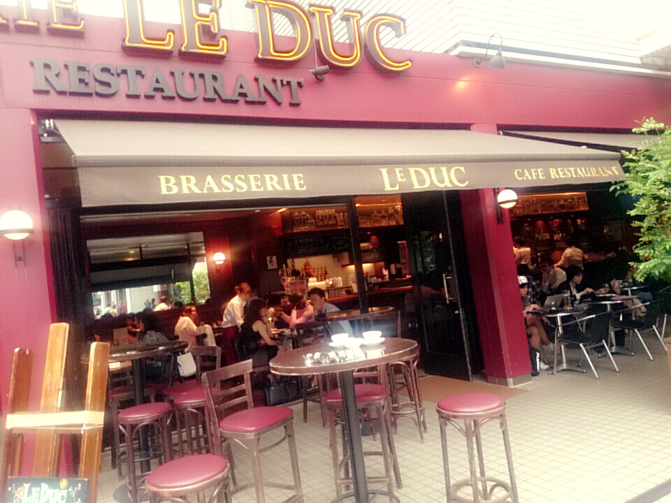 六本木駅近 おすすめ パリみたい 海外風テラス席カフェレストラン Le Duc Playlife プレイライフ