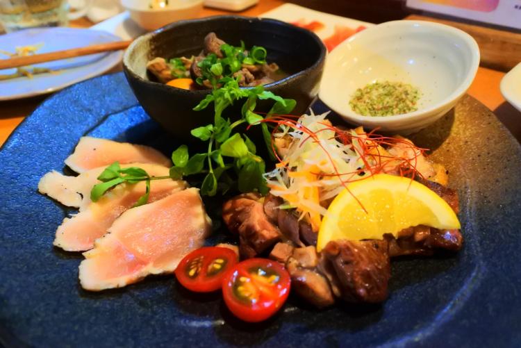 おすすめのお店どこですか 神戸元町のゲストハウスに聞いた本当に美味しい店 鳥バル でディナー Playlife プレイライフ