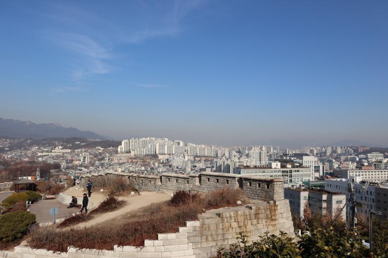 韓国 ソウル マウルバスで駱山公園に行き 広蔵市場で新鮮なユッケとレバ刺しを食す Playlife プレイライフ